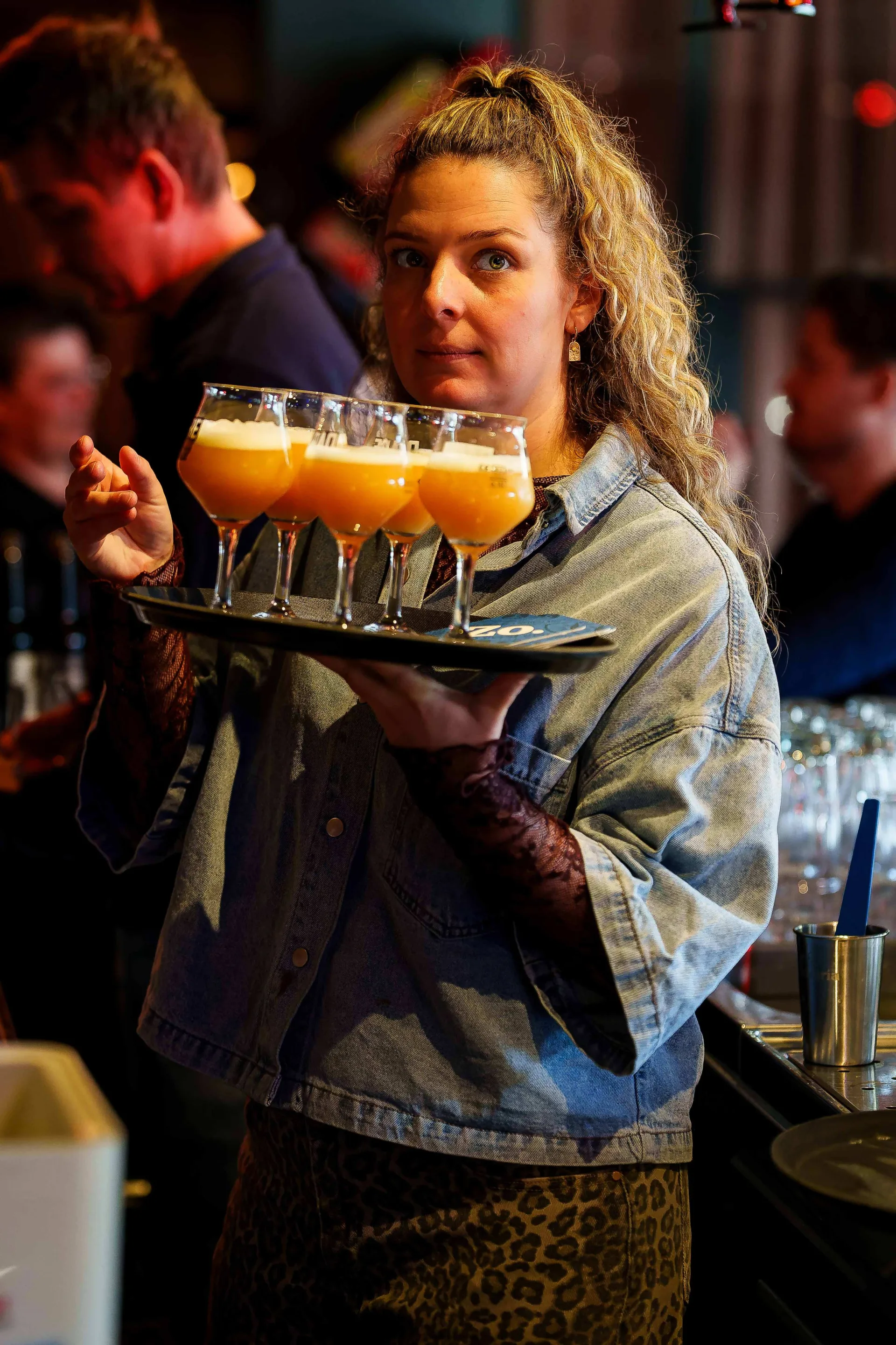 Serveerster met dienblad bieren